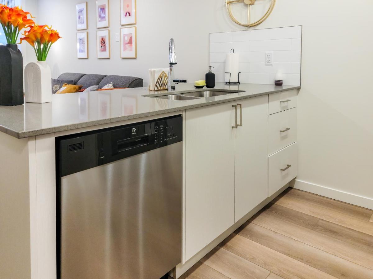 Globalstay New Apartments In Cranbrook Free Street Parking YYC Kültér fotó